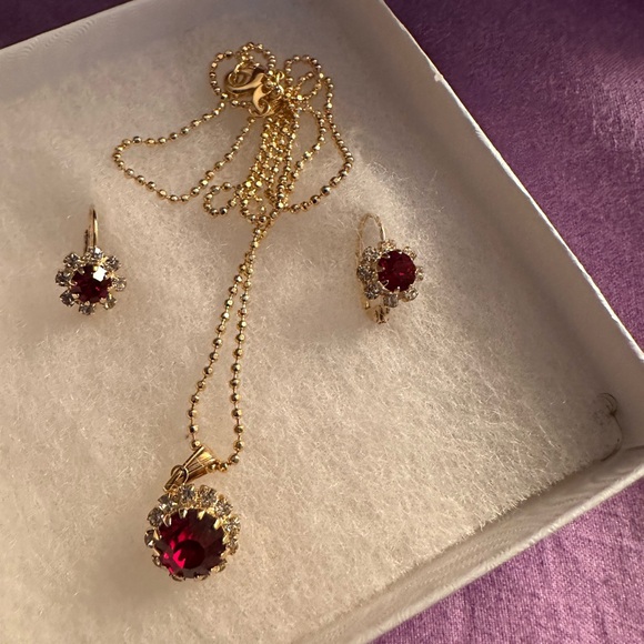 Elegant Gold and Ruby jewelry set - Picture 6 of 7